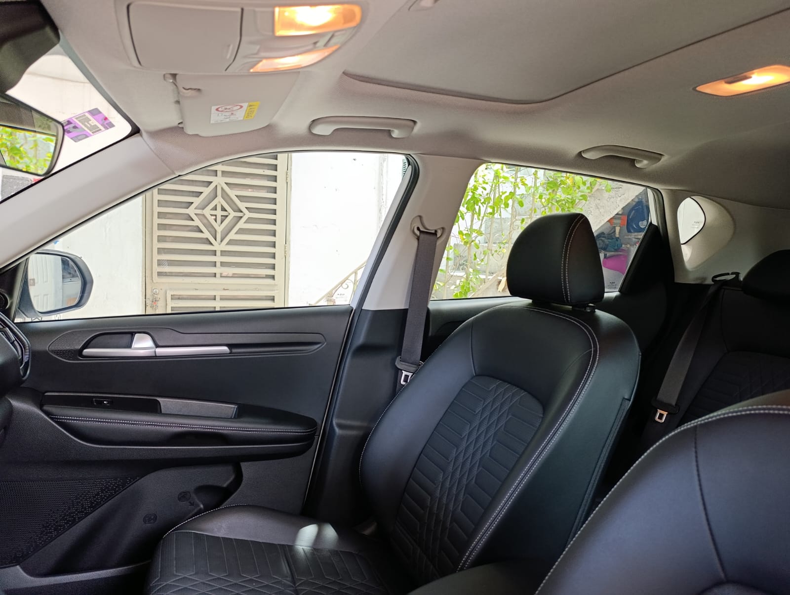 Interior de vehículo polarizado visto desde el asiento