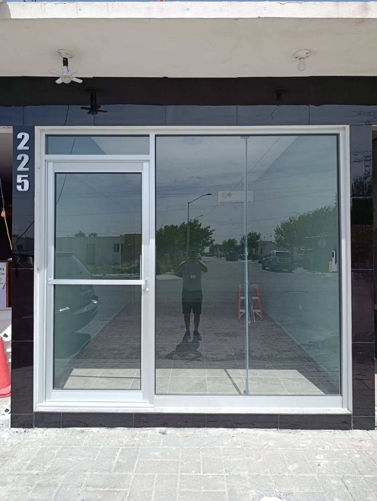 Fachada de local comercial con película de control solar