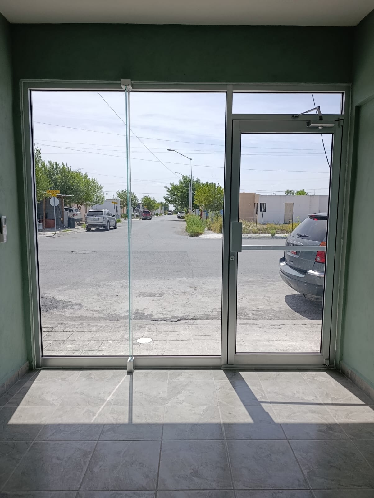 Vista desde el interior del local hacia la calle