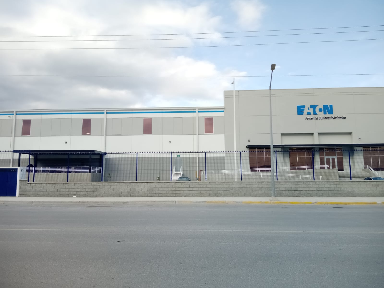 Nave industrial con control solar en ventanales