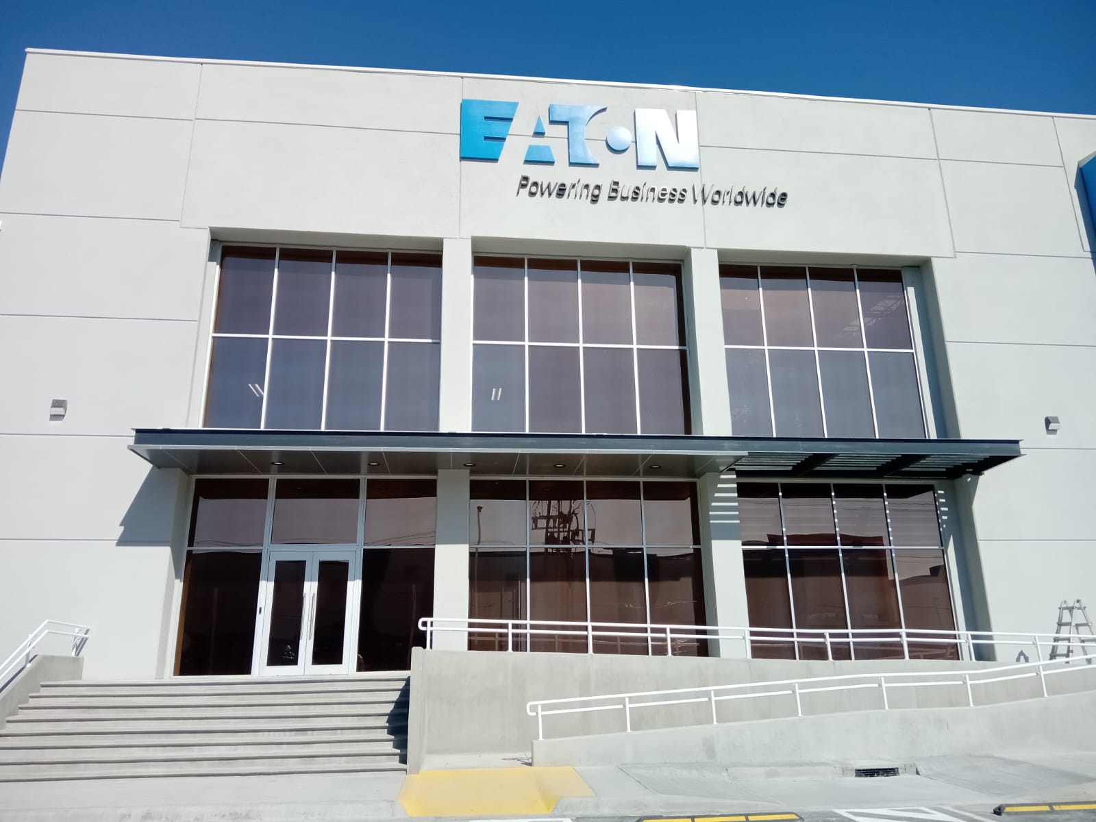 Oficinas de planta industrial con película de control solar en ventanales