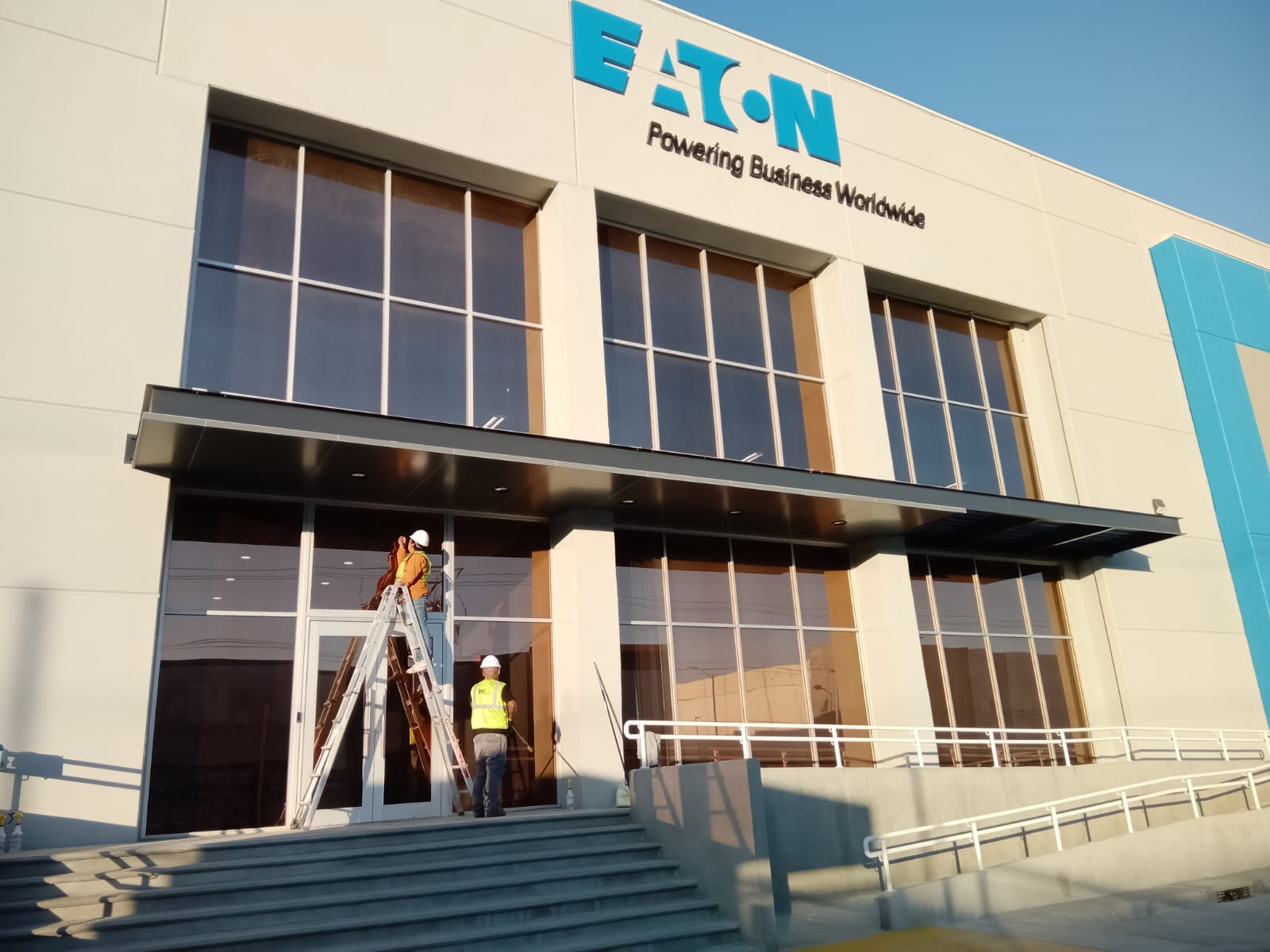 Instalación de película en fachada de oficinas