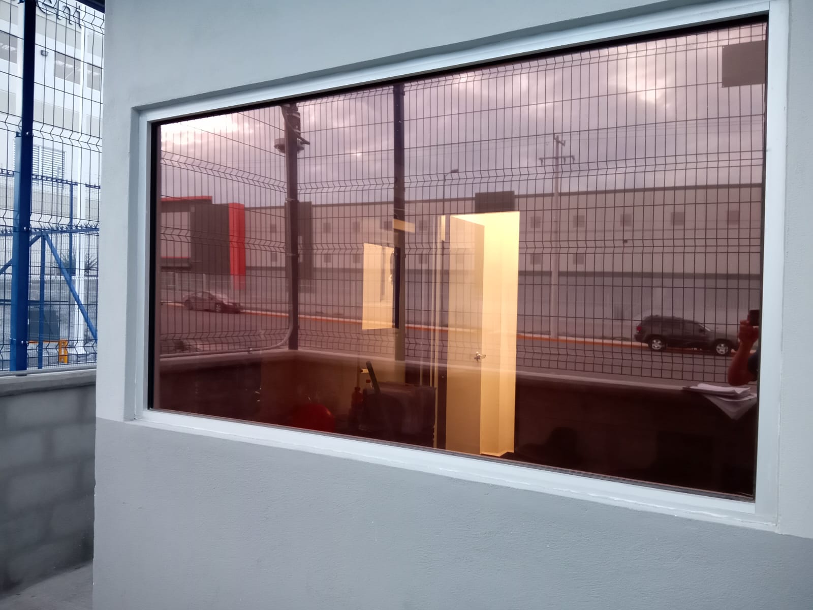 Ventana con película de control solar en tono bronce