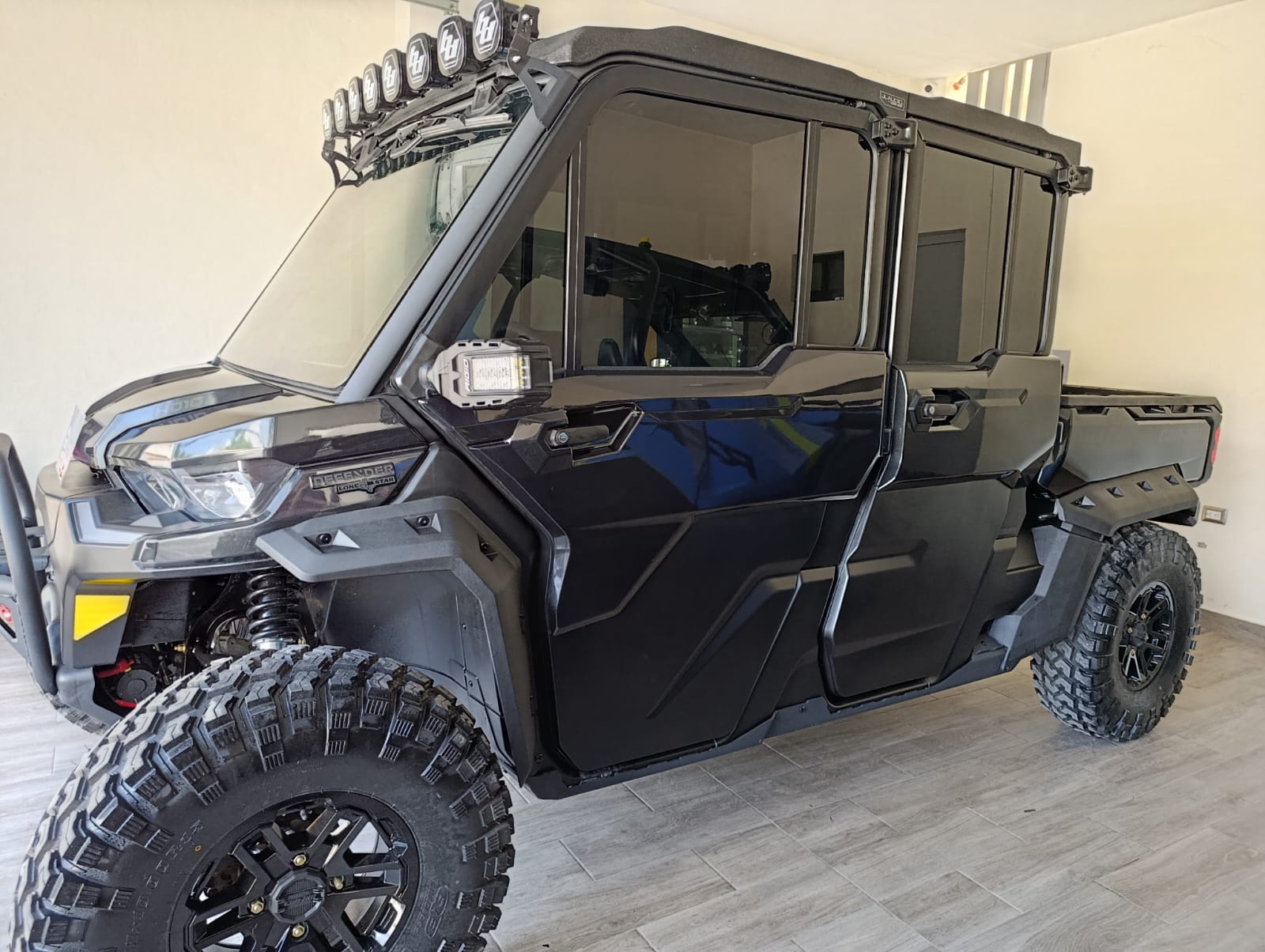 Can-Am Defender con polarizado oscuro