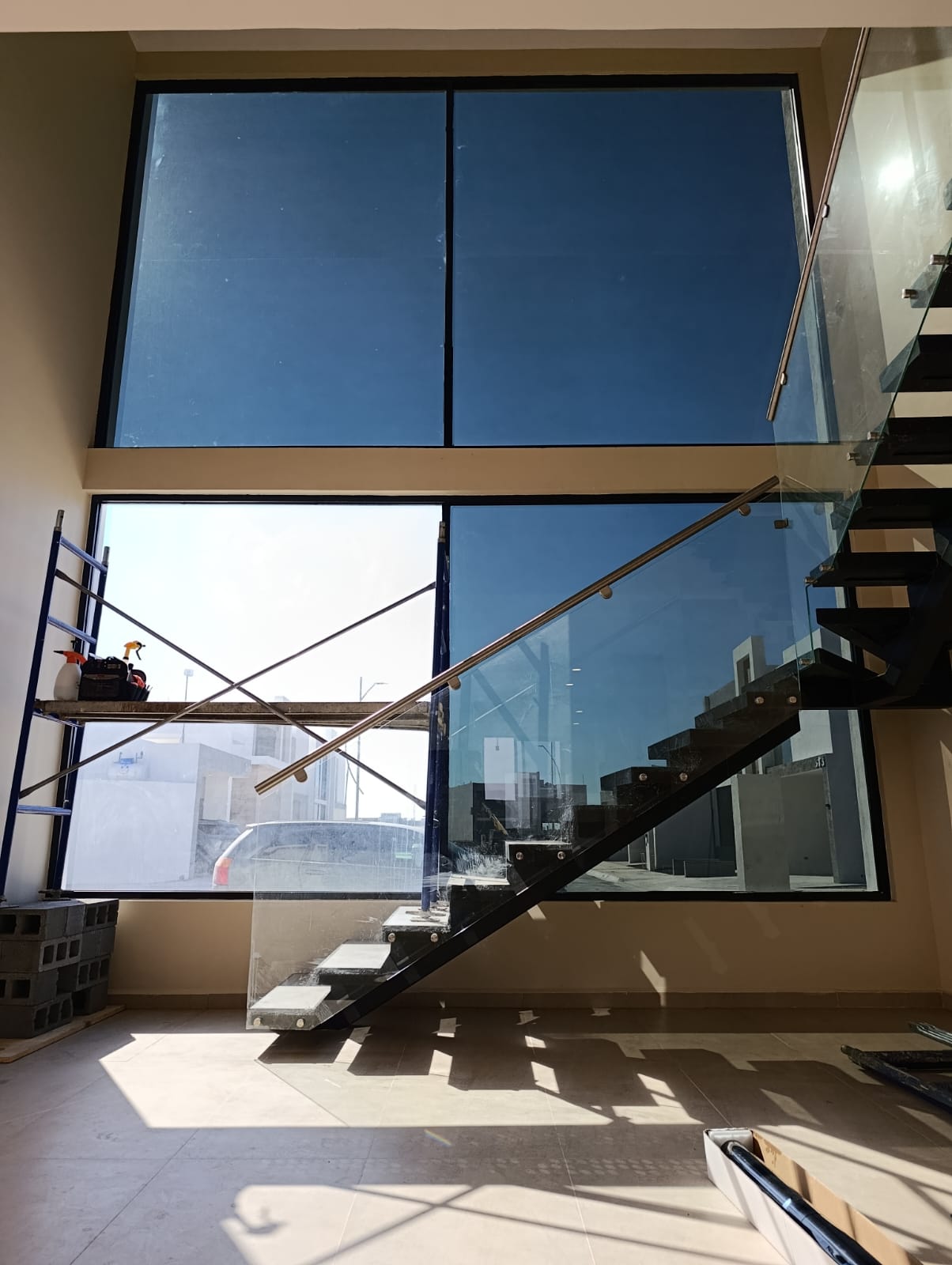 Ventanal de doble altura en casa con película de control solar